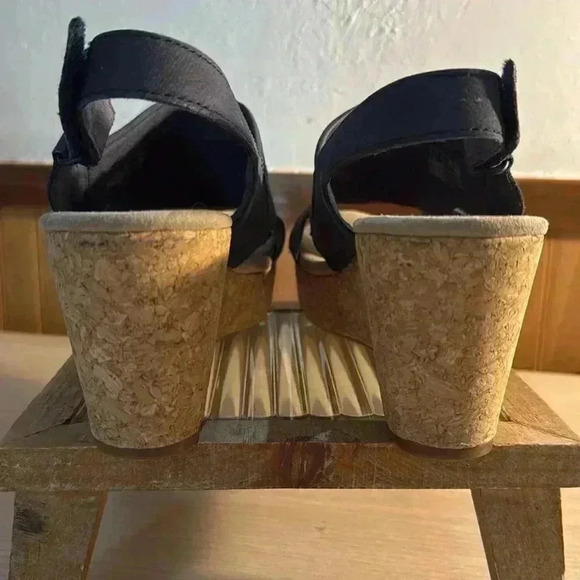 Clark’s Ultimate Comfort Blue Leather Wedge Sandals - Picture 3 of 7